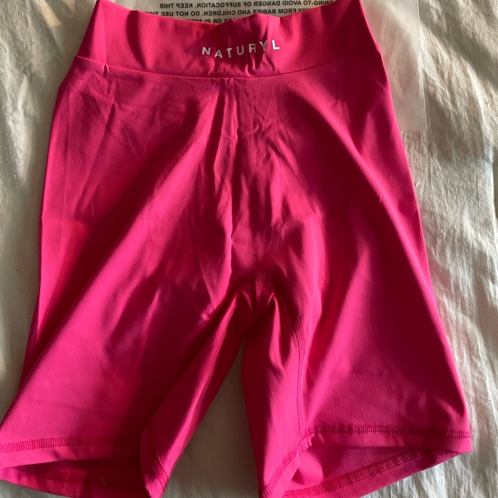 NATURYL - THE V CUT SHORTS - Picture 4 of 5